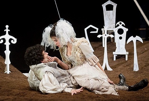 Un Sogno estivo dark secondo la visione contemporanea del Teatro della Tosse.