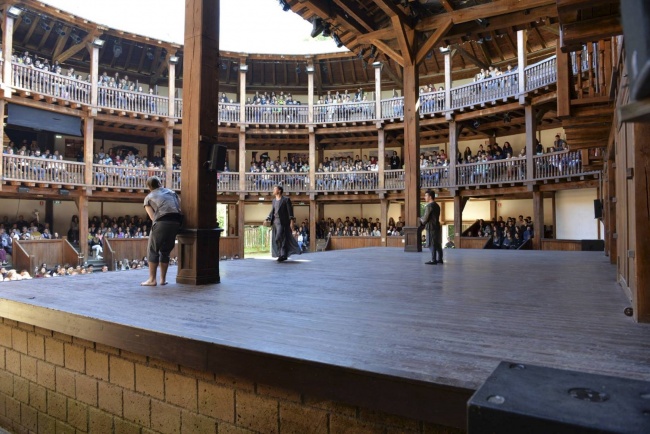 Pickles moltiplica la comicità. Il Globe Theatre dilata la sua stagione.