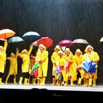 Singin-in-The-Rain-final-musical-show-spectacle-Théâtre-du-Chatelet-Paris-Dan-Burton-Daniel-Crossley-Clare-Halse-Jennie-Dale-on-stage-photo-by-United-States-of-Paris-blog