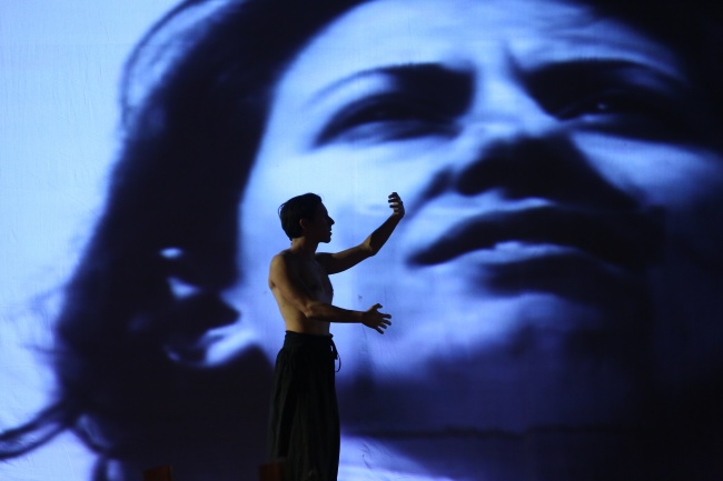 Anna Dora Dorno e Nicola Pianzola in Il Rito - Performance di Instabili Vaganti, Bharat Rang Mahostav Festival, India, 2016 (Foto Archivio Festival) 