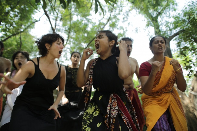 Anna Dora Dorno, Chandana Sarma, Anurada Venkataramandurante la VI Sessione Internazionale, Tepantar theatre village, India, 2015 (Foto di S. Laurenzana)