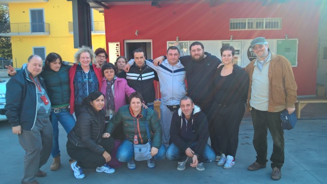 Allievi partecipanti ad un laboratorio di OfficinaTeatro. Maria Macrì e Michele Pagano, (seconda e terzo da destra) 