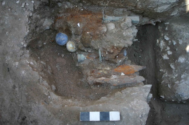 Gli oggetti ancora in situ in corso di scavo