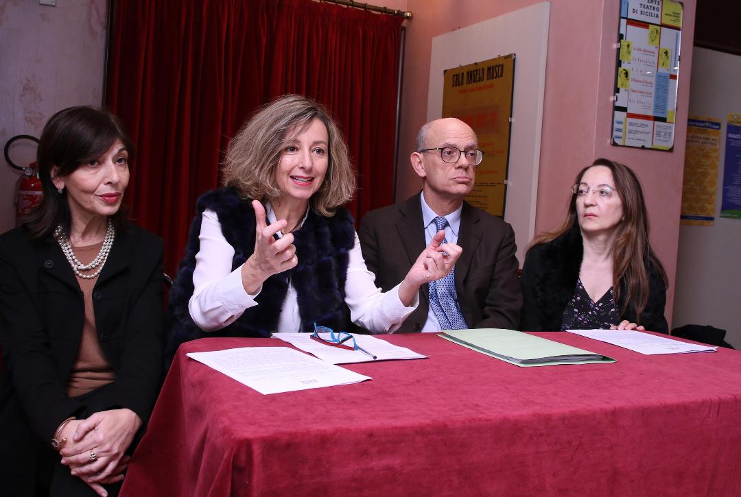 Al tavolo della conferenza stampa al Teatro Verga di Catania. da sinistra: Lina Scalisi, Laura Sicignano, Carlo Saggio, Caterina Andò.