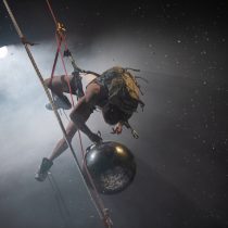White out. I conquistatori dell'inutile, un poetico equilibrio tra danza, teatro e arti circensi.