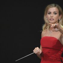 Cala il sipario per Beatrice Venezi, licenziata dal Teatro La Fenice.